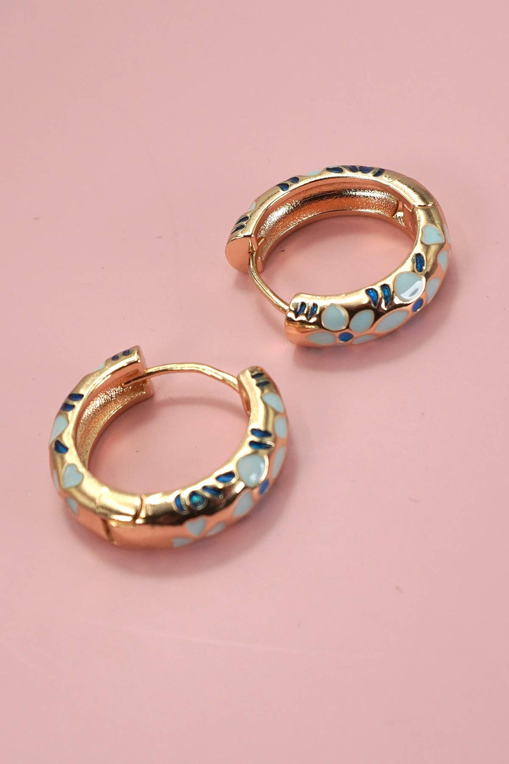 COLORFUL ENAMEL FLOWER HUGGIE HOOP EARRINGS | 40E359: Blue