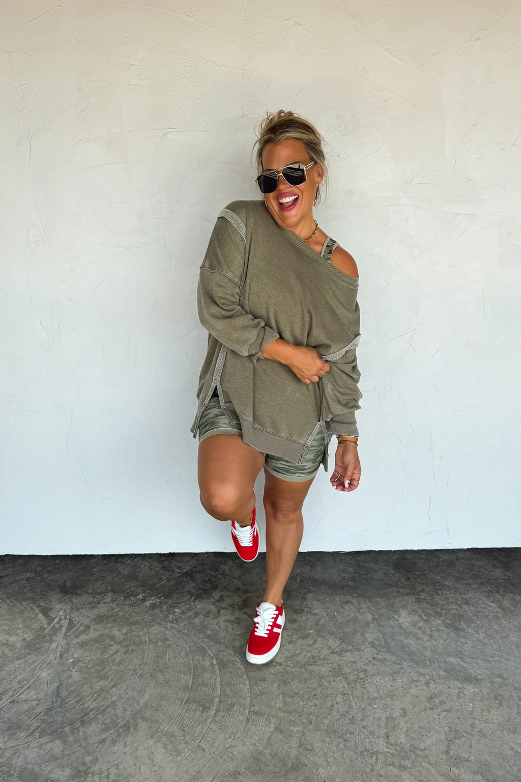 We spared no attention to detail in our new mineral washed sweatshirt! This forever timeless pullover is a slouchy, relaxed fit with exposed seaming, cute split cuff hem and ribbed trim detail! Has super soft "sweatshirt" feel on the inside!
