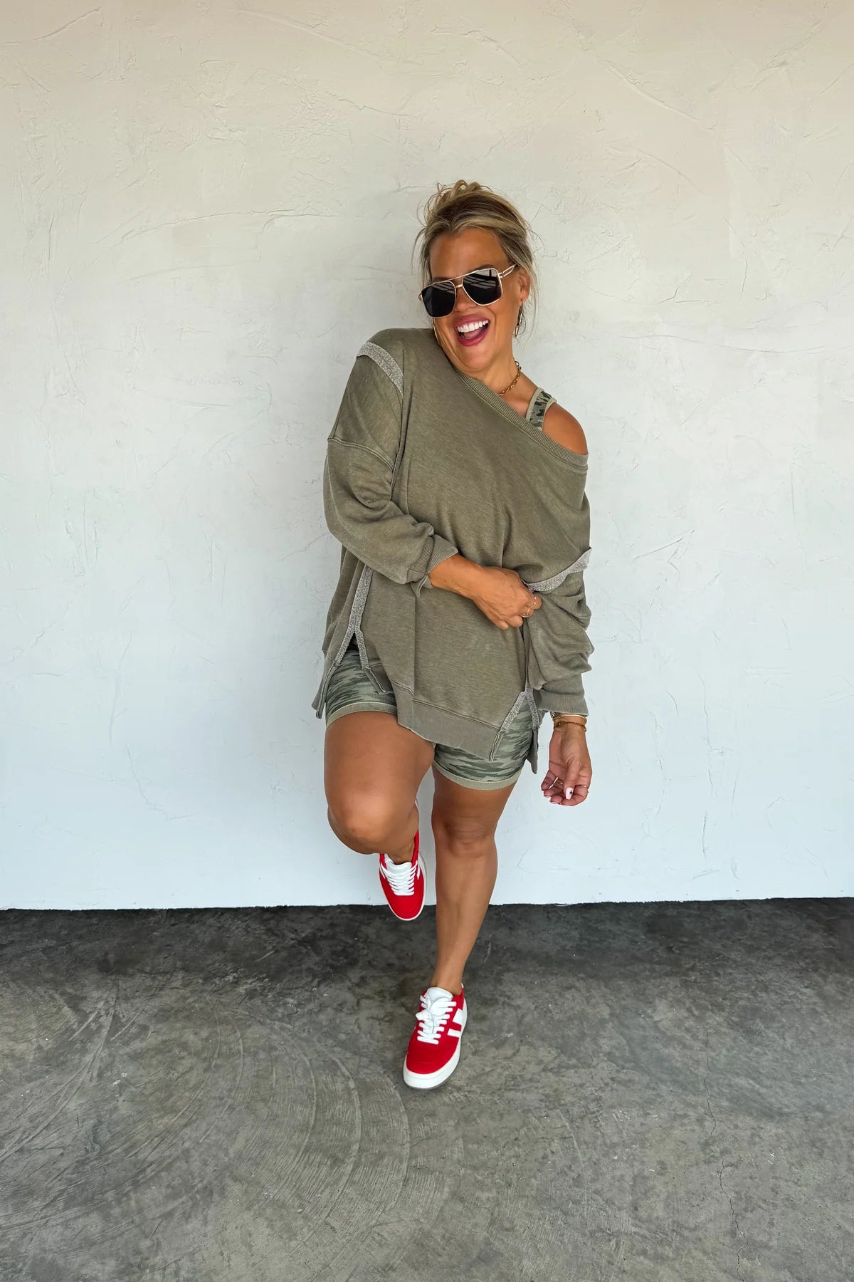 We spared no attention to detail in our new mineral washed sweatshirt! This forever timeless pullover is a slouchy, relaxed fit with exposed seaming, cute split cuff hem and ribbed trim detail! Has super soft "sweatshirt" feel on the inside!
