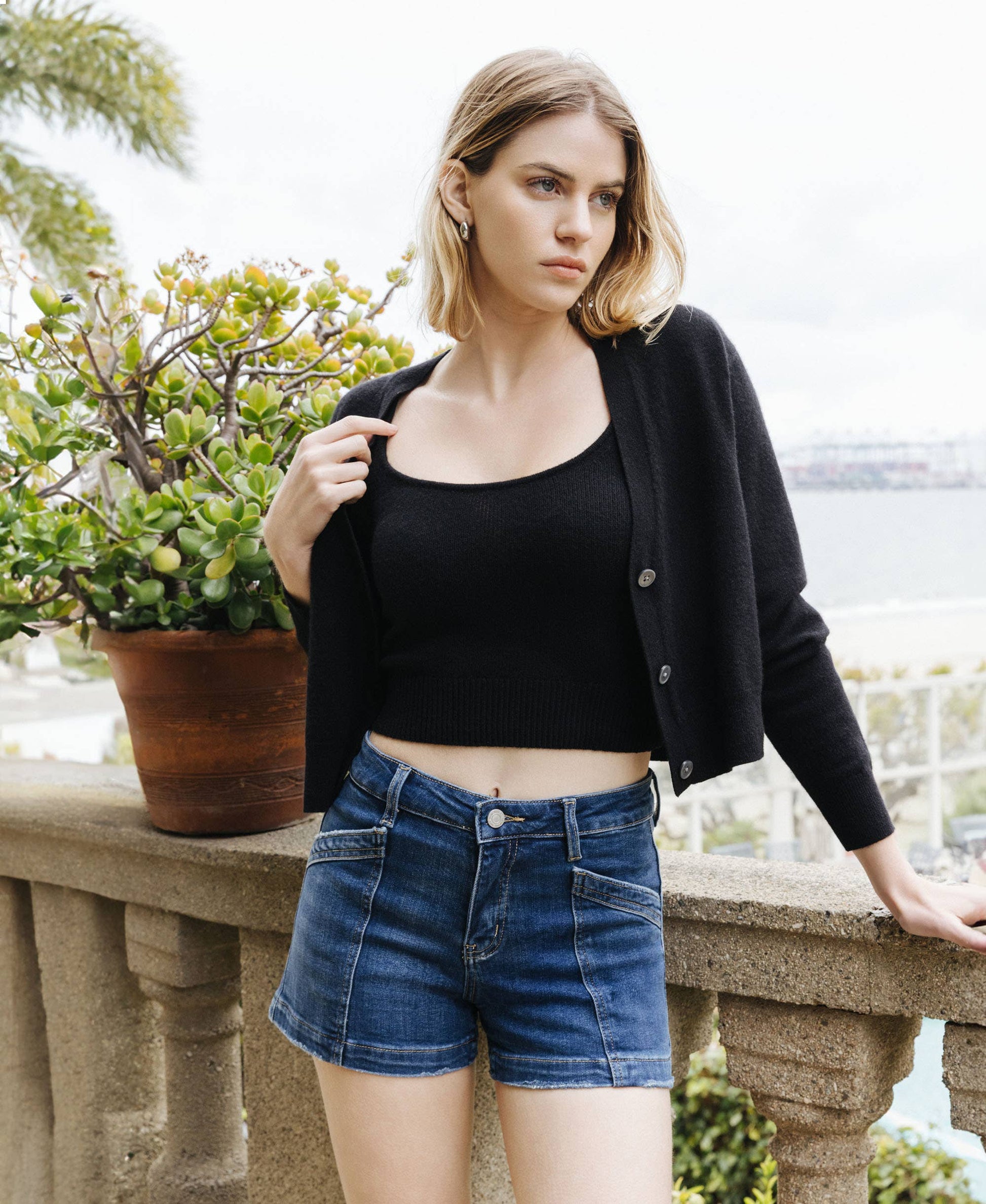 HIGH RISE TROUSER HEM UTILITY SHORTS: SUGAR