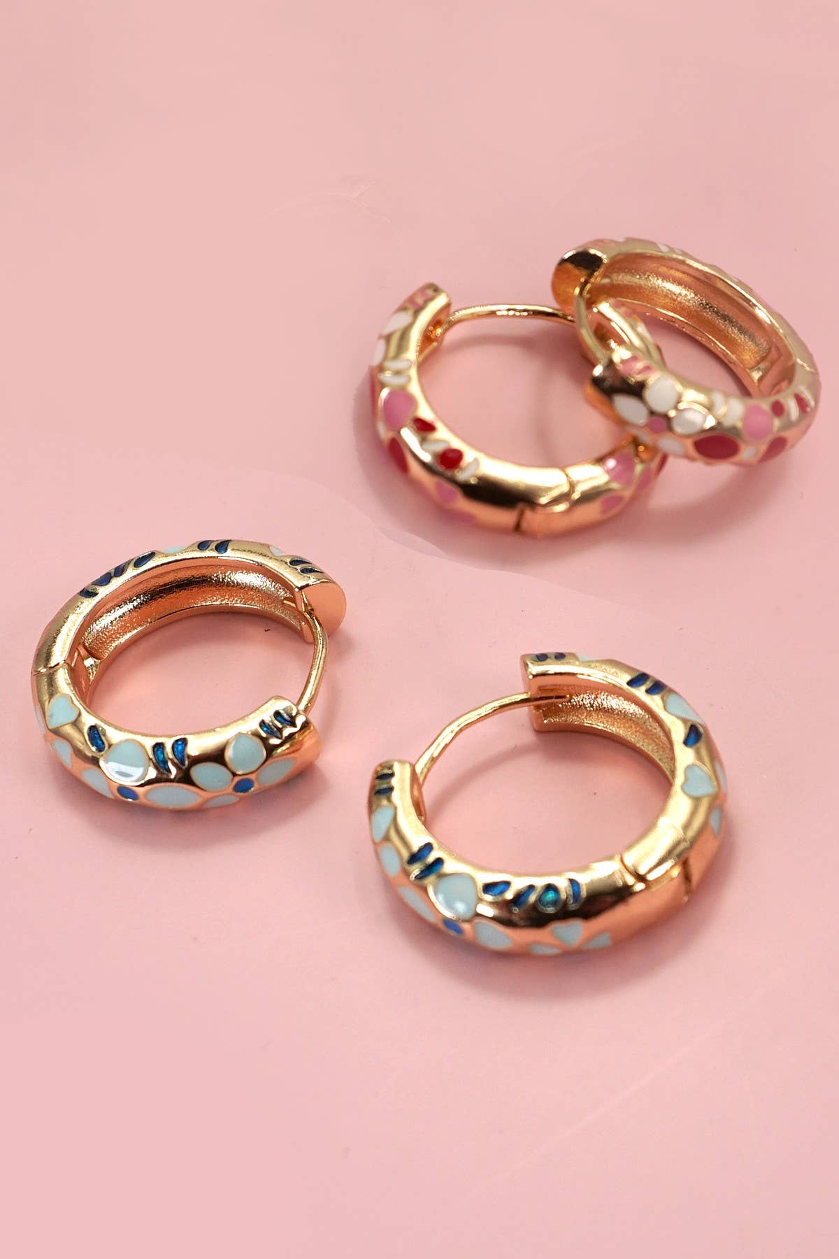 COLORFUL ENAMEL FLOWER HUGGIE HOOP EARRINGS | 40E359: Blue